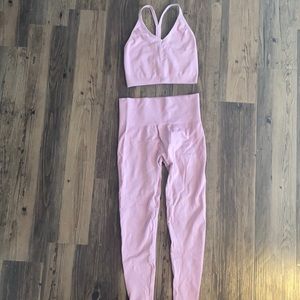 Set active light pink/purple workout set.